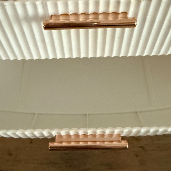 Cosmetic Storage Box Bathroom Desktop Beauty Makeup Organizer; like new White - Picture 6 of 8